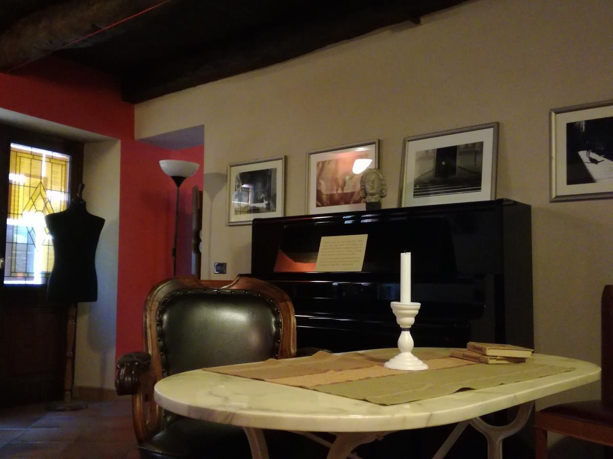Casa Asso Di Coppe B&B Alba  Buitenkant foto